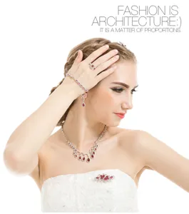 Modelo con un conjunto de collar y anillo de circonita roja en forma de gota de lujo para bodas