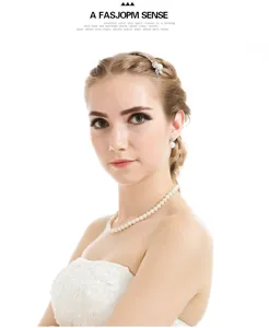 Nahaufnahme einer eleganten Braut-Perlenhaarklammer mit Zirkonia-Blumendetail an einem Model