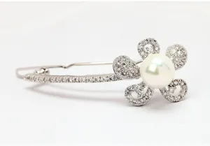 Nahaufnahme einer eleganten silbernen Zirkon-Blumen-Haarspange mit einer zentralen weißen Perle