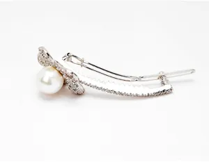 Eleganter silberfarbener Haarclip mit großer weißer Perle und Zirkonia-Blume
