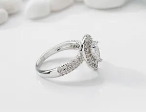 Vista detallada de perfil de un anillo de boda de plata con circonitas en forma de gota pura.