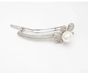 Detail einer eleganten Perlen-Haarspange mit Zirkonia-Blütenblättern in Silber