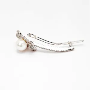 Eleganter Perlen-Haarclip mit mikro-eingesetzten Zirkonia-Blumen in Silber-Optik