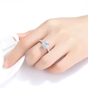 Elegante anillo halo de latón plateado con circonita de corte cojín para joyas de mujer