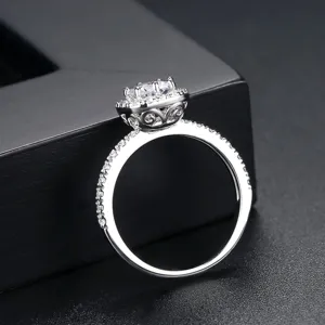 Elegante anillo halo plateado para mujer con una piedra redonda de circonita cúbica