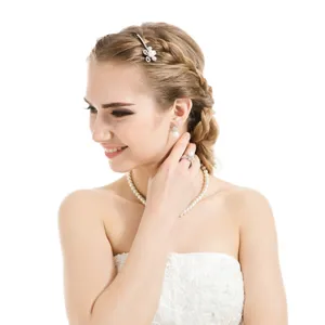 Eleganter Braut-Haarclip mit Perlen und Zirkonia-Blumen auf einem hübschen Modell