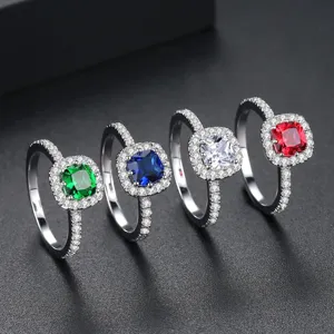Juego de cuatro anillos de circonita de colores verde azul blanco y rojo con micro-pave
