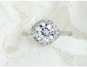 Detailopname van een fonkelende ronde kristallen ring met een briljante halo-zetting