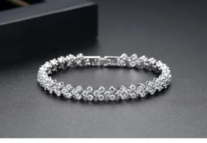 Vista detallada de pulsera plateada con piedras de circonita cúbica brillantes