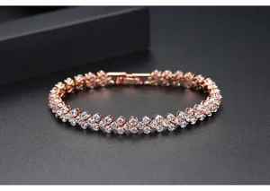 Vista macro de una pulsera de oro rosa con pavé de circonitas blancas brillantes