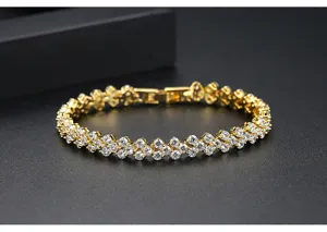 Vista detallada de la elegante pulsera chapada en oro de dos filas con circonitas.