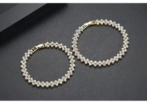 Primer plano detallado de elegantes pulseras bañadas en oro con circonitas brillantes