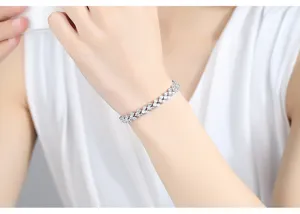 Elegante pulsera de eslabones de corazón de plata con circonitas brillantes en una modelo