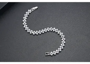 Primer plano de una elegante pulsera bañada en plata con racimos de flores de circonita