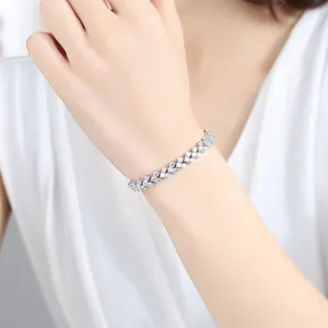 Elegante pulsera de eslabones de corazón plateados con circonitas brillantes en la muñeca