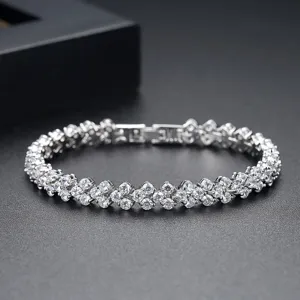 Elegante pulsera de corazón romano en tono plateado con circonitas cúbicas para mujer