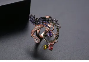 Vista detallada de un anillo de fénix de colores con circonitas cúbicas muy intrincadas