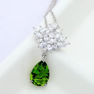 Detailweergave van de fonkelende groene druppelkristal en bloemen zirkonia hanger