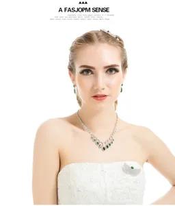 Luxe smaragdgroene druppelvormige bruidssieradenset met ketting en oorbellen op model