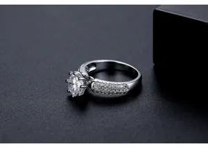 Vista detallada de un anillo plateado con un gran circón y pavé en la banda