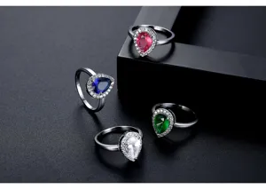 Elegante peervormige ringen met gekleurde AAA-zirkonia en halo-zetting op donkere basis