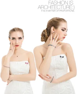 Detail van een model die een hartvormige zirkoon sieradenset draagt met ringen en armband