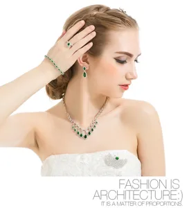 Detailweergave van een elegante bruidssieradenset met groene druppelstenen.
