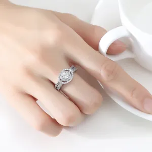 Elegante anillo de color plata con halo de circonita redonda para bodas y banquetes