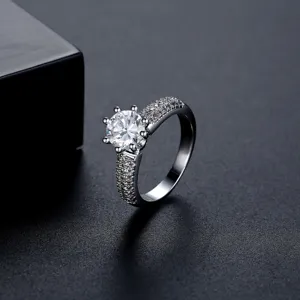 Elegante anillo solitario de plata con circonita cúbica y banda con engaste pavé