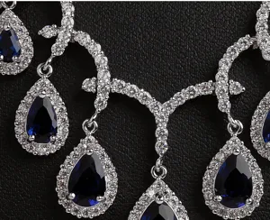 Detailopname van elegante bruidsketting met blauwe kristallen druppels en zirkoon