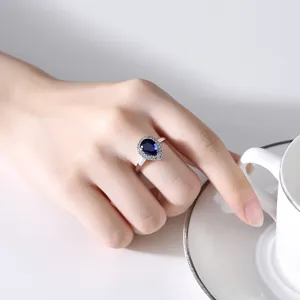 Elegante peervormige ring met blauwe zirkonia en halo-zetting in zilver voor dames