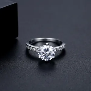 Elegante fonkelende solitaire ring met ronde slijpvorm en pavéstenen, zilveren finish