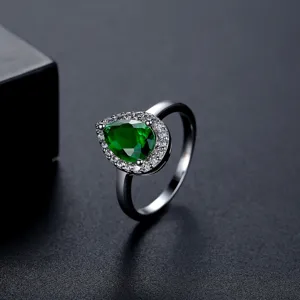 Elegante zilveren ring met peervormige groene zirkoon en pavé-zetting