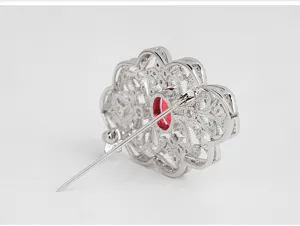 Vue détaillée de l'épingle arrière d'une broche de style cour vintage avec pierre rouge.