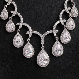Elegante zilverkleurige bruidsketting met fonkelende zirkonia druppelvormige hangers
