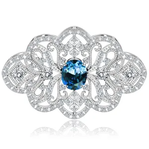 Broche vintage de style palais avec pierre centrale bleue et détails en micro-pavé