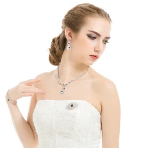 Elégante broche style cour vintage avec zircons micro-pavés sur robe en dentelle blanche.