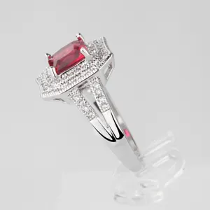Anillo halo plateado con piedra preciosa roja corte esmeralda y acentos de circón
