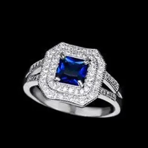 Sofisticado anillo de plata con circón azul cuadrado y doble halo de piedras brillantes.