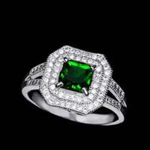Elegante anillo de circón verde esmeralda cuadrado con doble halo pavé para mujer.