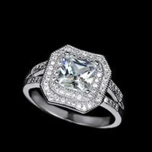 Elegante anillo plateado con circonita cúbica cuadrada y doble halo para fiestas gala.