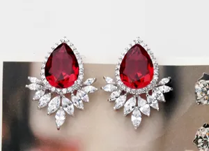 Pendientes de gota elegantes con circón rojo y halo de piedras transparentes.