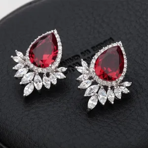 Elegantes pendientes de circón rojo talla pera con detalles de cristal marquesa.