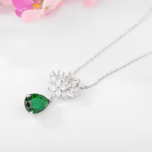 Elegante ketting met bloem en peervormige smaragdgroene zirkonia hanger voor dames