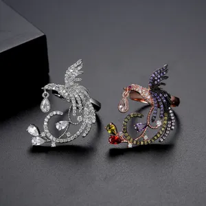 Elegantes anillos de fénix vintage con circonitas de colores en diseño de estilo palacio