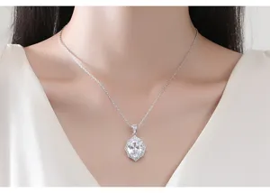 Detailweergave van een elegante ketting met fonkelende zirkonia hanger op een model