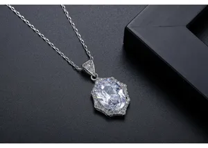 Zilveren ketting met grote ovale witte zirkoon hanger in een stijlvol geometrisch frame