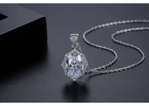 Detailweergave van een geometrische hangerketting met een ovale zirkoniasteen.