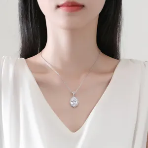 Elegante zilverkleurige ketting met onregelmatige geometrische zirkoon hanger op model.