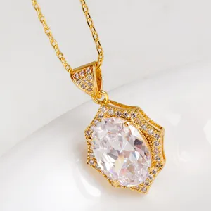 Elegante vergulde ketting met een onregelmatige geometrische ovale zirkoon hanger